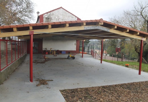 O Concello de Brión inicia as obras de mellora na escola unitaria dos Ánxeles